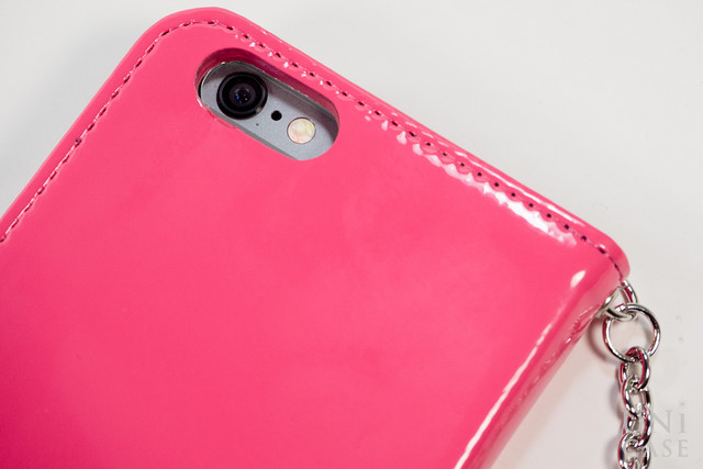 【iPhone6s/6 ケース】イニシャルウォレットケース ”Y” ホワイト for iPhone6s/6のピンク・カメラ周り