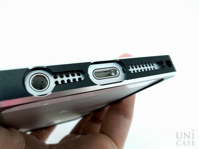 【iPhone5s/5 ケース】Metal Bumper (ブラック)のコネクタまわり