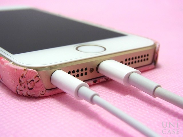 【iPhone5s/5 ケース】コラボケース(シュガーブーケピンク)のケーブル装着