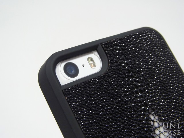 【iPhone5s/5 ケース】動物皮モンスターケース Monster-Stingray ブラックのカメラ周り
