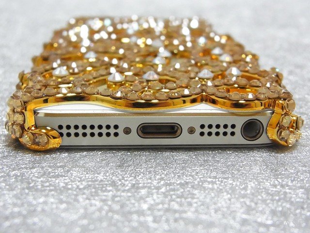 【iPhone5s/5 ケース】フルペーストデコレーションケース Arabesque GOLDのコネクタ・イヤホンジャック