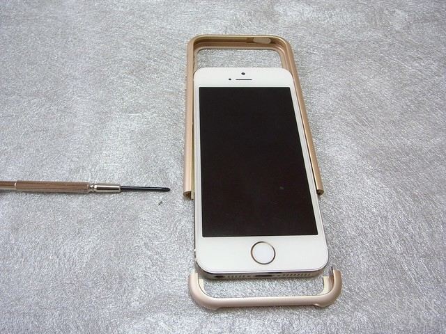 【iPhoneSE(第1世代)/5s/5 ケース】Duralumin Curvacious Bumper (Gold)の装着イメージ