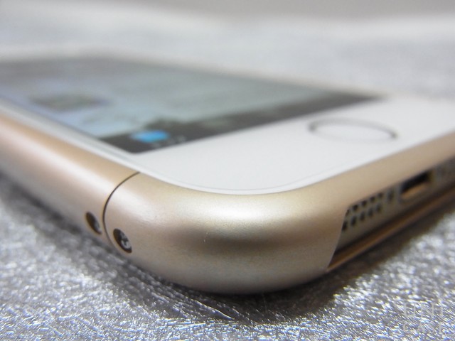 【iPhoneSE(第1世代)/5s/5 ケース】Duralumin Curvacious Bumper (Gold)の前面の高さ
