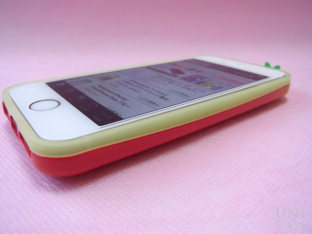 【iPhoneSE(第1世代)/5s/5 ケース】Poppin’ Strawberry (レッド)の側面