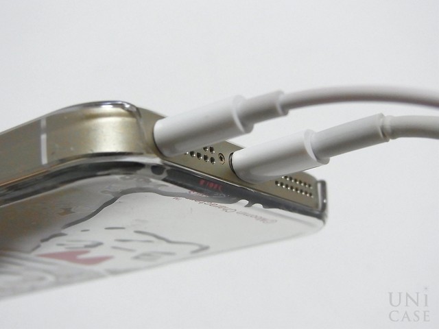 【iPhone5s/5 ケース】ムーミン Clear Hard Case(ミイ/アップ)のケーブル装着
