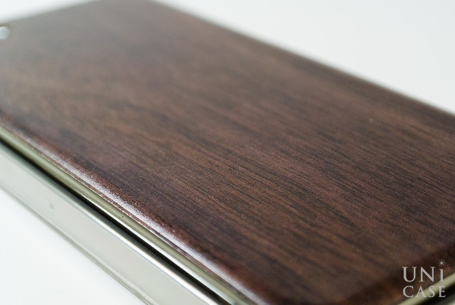 【iPhoneSE(第1世代)/5s/5 ケース】IC-COVER Wood (木目調ウォールナット)の木目調の魅力