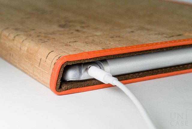 【iPad(9.7inch)(第5世代/第6世代)/iPad Air(第1世代) ケース】Masstige A-Cork Diary (オレンジ)のイヤホン周り