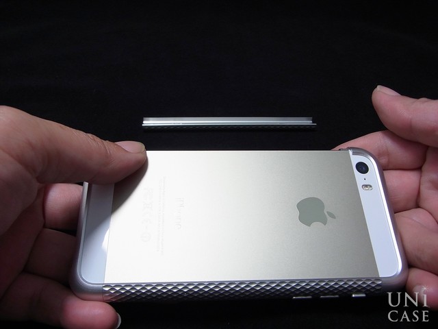 【iPhoneSE(第1世代)/5s/5 ケース】Duralumin Bumper Quattro (Silver)の外し方パターン1