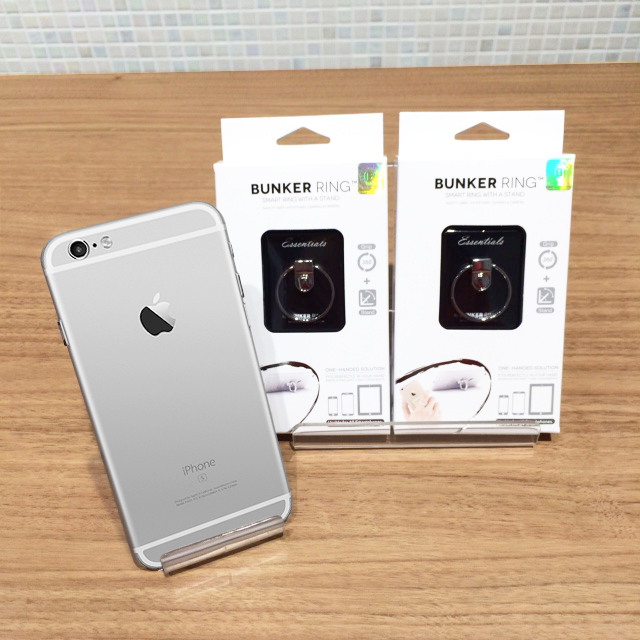 iPhone6sシルバーとBunker Ring Essentials Matte Black