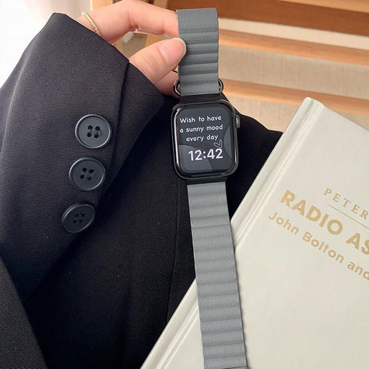 【Apple Watch バンド 41/40/38mm】レザーマグネットバンド (グレー) for Apple Watch SE(第2/1世代)/Series9/8/7/6/5/4/3/2/1