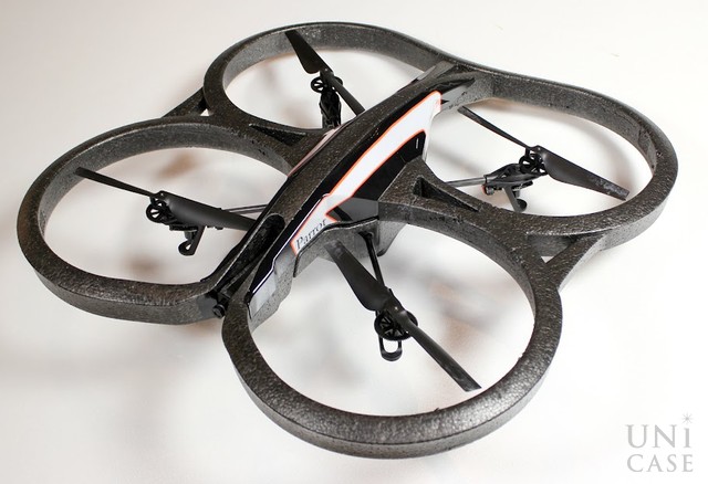 飛行しながら高画質録画！スマホで操縦できるHDカメラ付きラジコン AR Drone 2.0