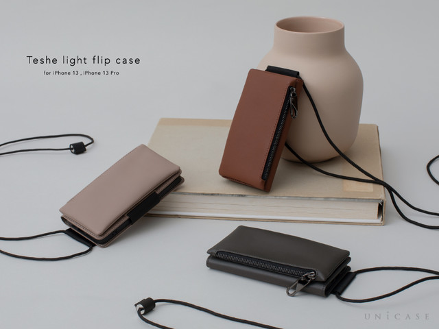 【iPhone13/iPhone13 Pro対応】UNiCASEオリジナルの新作『Teshe(テシェ)light flip case』が登場～機能性抜群のポーチ付き手帳型ショルダーケース～