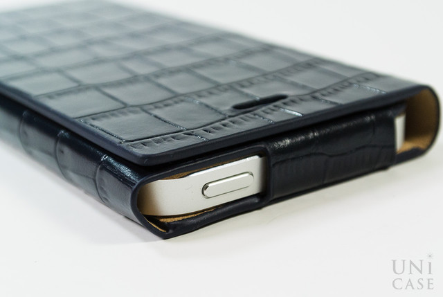 【iPhone5s/5 ケース】Crocodile type Leather Case ネイビーブルーの電源ボタン