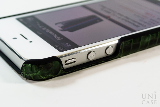 【iPhone5s/5 ケース】動物皮モンスターケース Monster-Snake グリーンの音量調整ボタン