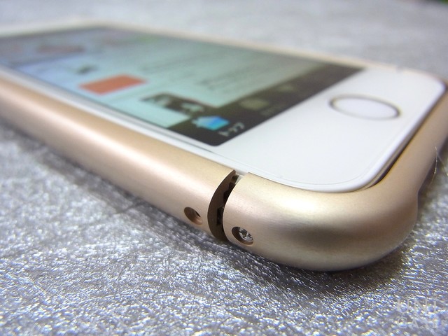 【iPhoneSE(第1世代)/5s/5 ケース】Duralumin Curvacious Bumper (Gold)の装着開始