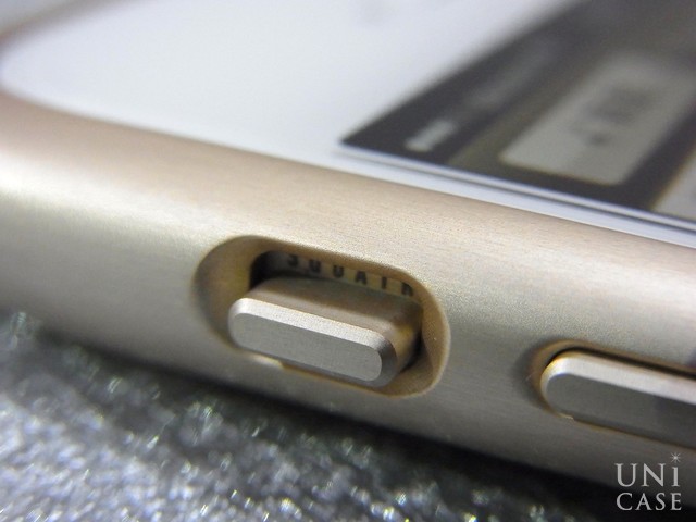 【iPhoneSE(第1世代)/5s/5 ケース】Duralumin Curvacious Bumper (Gold)のロゴ