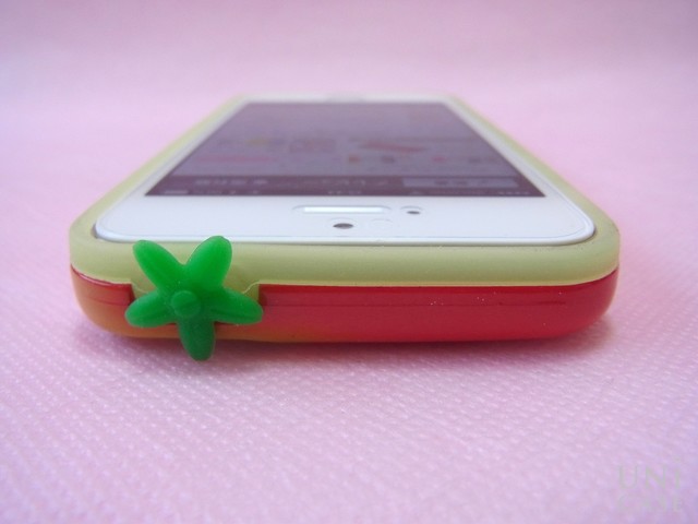 【iPhoneSE(第1世代)/5s/5 ケース】Poppin’ Strawberry (レッド)の電源ボタン