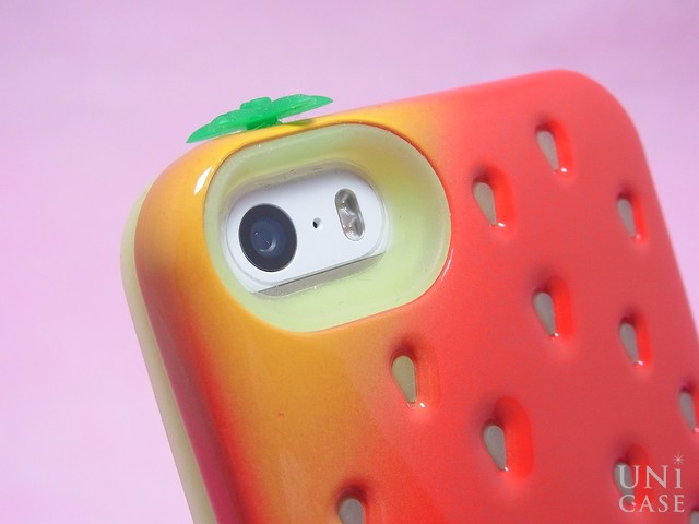 【iPhoneSE(第1世代)/5s/5 ケース】Poppin’ Strawberry (レッド)のカメラ周り