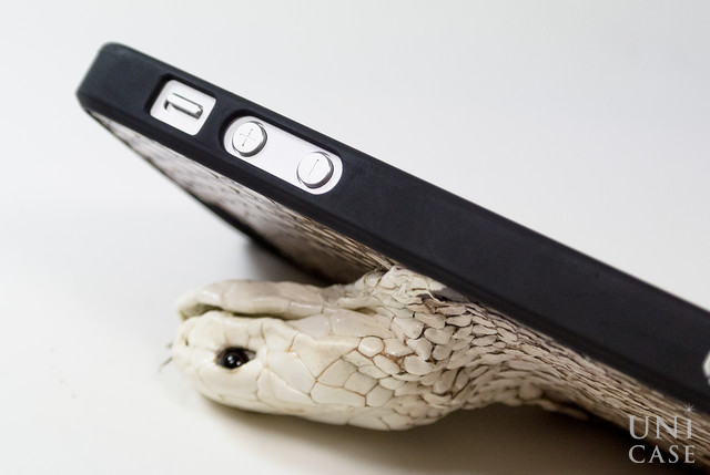 【iPhone5s/5 ケース】動物皮モンスターケース Monster-Cobra オリジナルのボタン穴