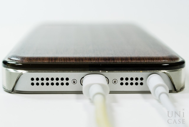 【iPhoneSE(第1世代)/5s/5 ケース】IC-COVER Wood (木目調ウォールナット)のケーブル接続