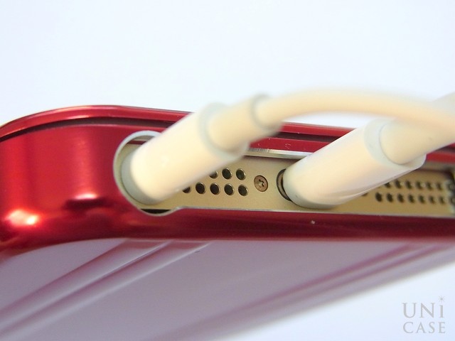 【iPhone5s/5 ケース】ZERO HALLIBURTON for iPhone5s/5 (Red)のケーブル装着