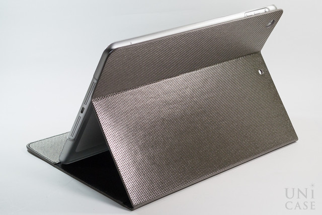 【iPad(9.7inch)(第5世代/第6世代)/iPad Air(第1世代) ケース】Masstige Metallic Diary (シルバー)のスタンドを使用