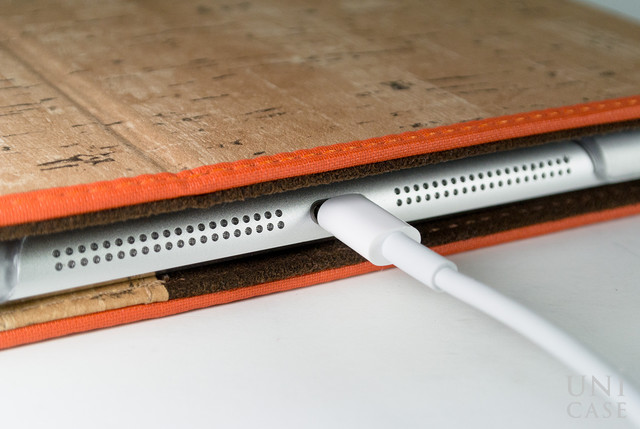 【iPad(9.7inch)(第5世代/第6世代)/iPad Air(第1世代) ケース】Masstige A-Cork Diary (オレンジ)のコネクタ周り