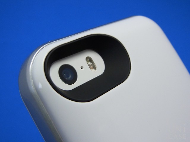 【iPhoneSE(第1世代)/5s/5 ケース】space pack ストレージ内蔵バッテリーケース (16GB/ホワイト)のカメラまわり