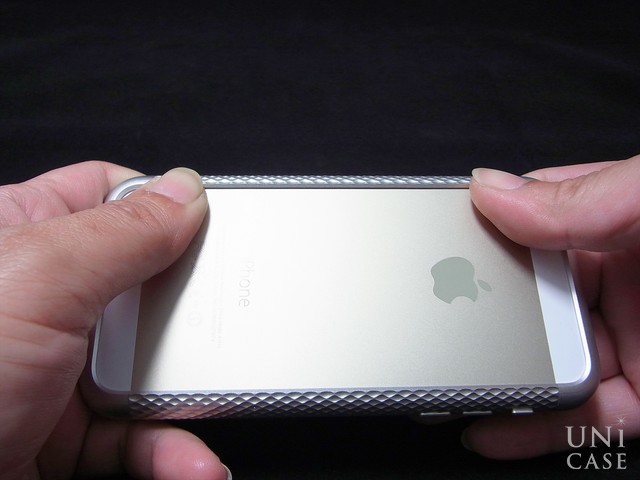 【iPhoneSE(第1世代)/5s/5 ケース】Duralumin Bumper Quattro (Silver)の外し方