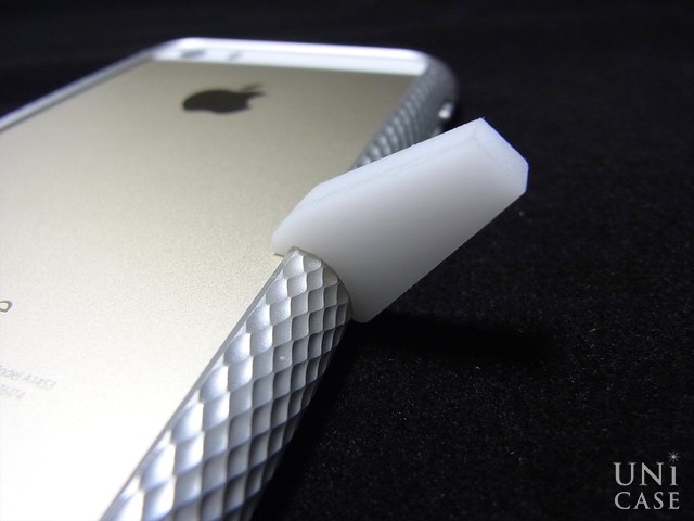 【iPhoneSE(第1世代)/5s/5 ケース】Duralumin Bumper Quattro (Silver)の外し方パターン2