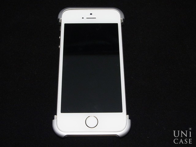 【iPhoneSE(第1世代)/5s/5 ケース】Duralumin Bumper Quattro (Silver)の装着