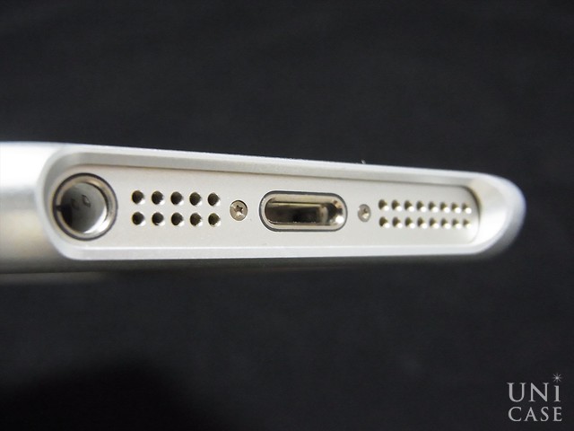【iPhoneSE(第1世代)/5s/5 ケース】Duralumin Bumper Quattro (Silver)のコネクタ周り