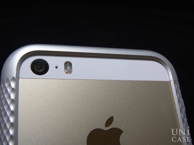 【iPhoneSE(第1世代)/5s/5 ケース】Duralumin Bumper Quattro (Silver)のカメラ周り