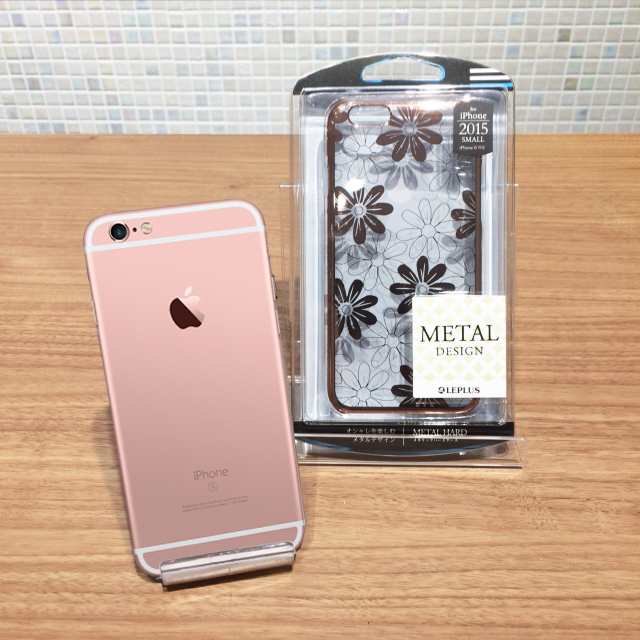 iPhone6sローズゴールドとメタルデザインハードケース「Metal Design」 フラワー柄