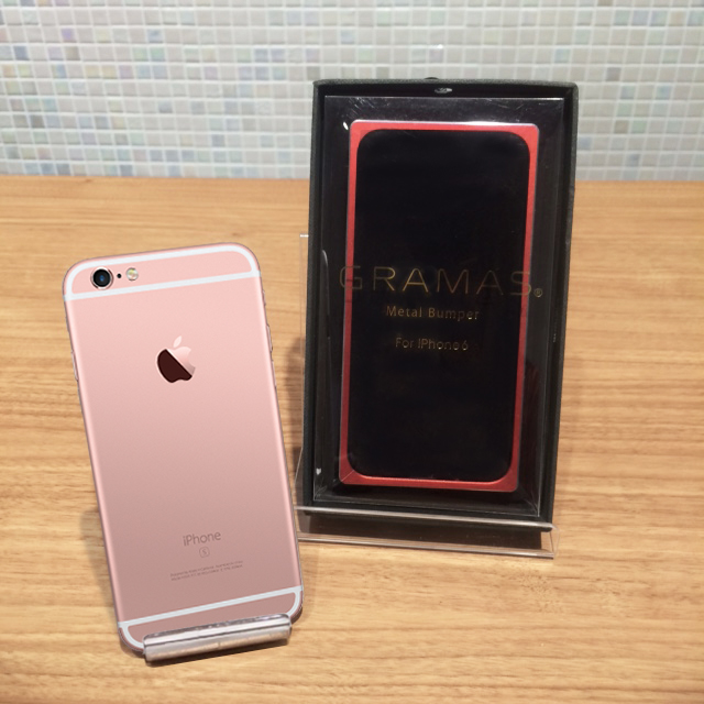 iPhone6sローズゴールドとGRAMAS Straight Metal Bumper Red