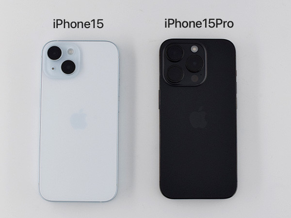 iPhone15(左)とiPhone15Pro(右) 背面比較