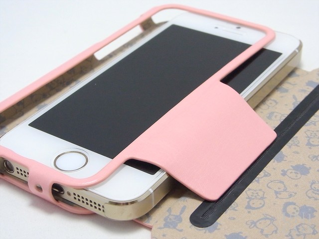 【iPhoneSE(第1世代)/5s/5c/5 ケース】Little Pink ＆ Brokiga Case (ピンク)の装着