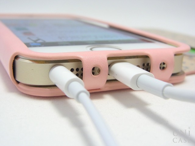【iPhoneSE(第1世代)/5s/5c/5 ケース】Little Pink ＆ Brokiga Case (ピンク)のケーブル装着