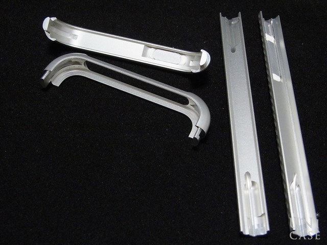 【iPhoneSE(第1世代)/5s/5 ケース】Duralumin Bumper Quattro (Silver)のバンパー内側