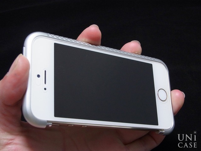 【iPhoneSE(第1世代)/5s/5 ケース】Duralumin Bumper Quattro (Silver)の装着方法