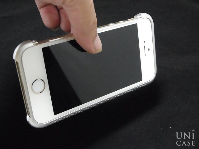 【iPhoneSE(第1世代)/5s/5 ケース】Duralumin Bumper Quattro (Silver)の簡単装着