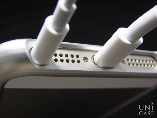 【iPhoneSE(第1世代)/5s/5 ケース】Duralumin Bumper Quattro (Silver)のケーブル周り