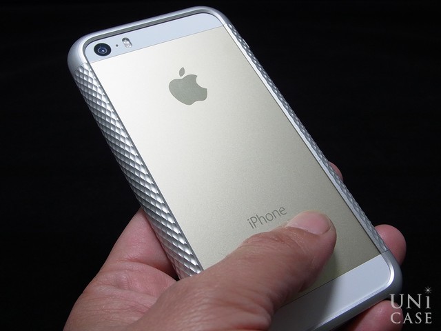 【iPhoneSE(第1世代)/5s/5 ケース】Duralumin Bumper Quattro (Silver)のディンプル加工